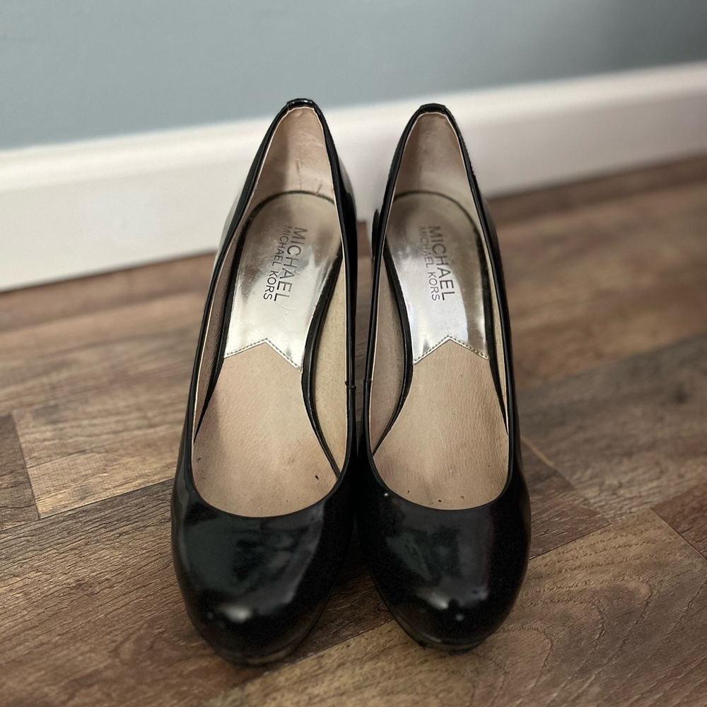 MK black heels